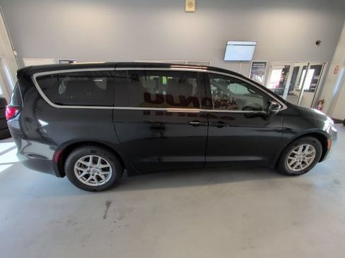 Used 2025 Chrysler Pacifica Select FWD image 6
