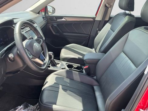Used 2023 Volkswagen Tiguan SE AWD/4WD image 9