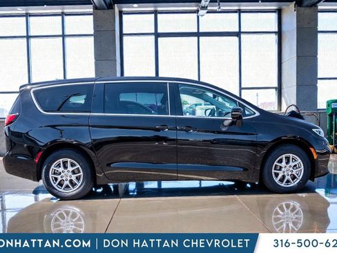 Used 2024 Chrysler Pacifica Touring-L FWD image 35