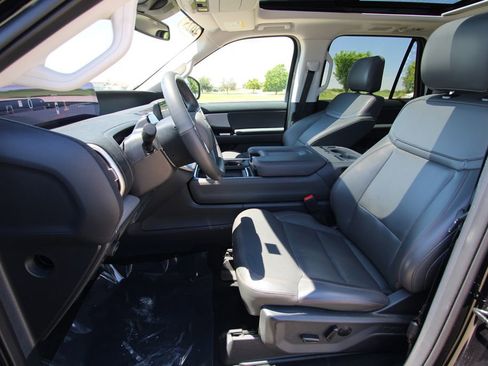 Used 2025 Ford Expedition Max Active AWD/4WD image 6