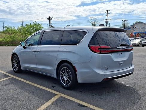 Used 2024 Chrysler Pacifica Touring-L FWD image 4