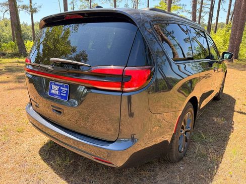 Used 2021 Chrysler Pacifica Touring w/ S Appearance Package FWD image 5