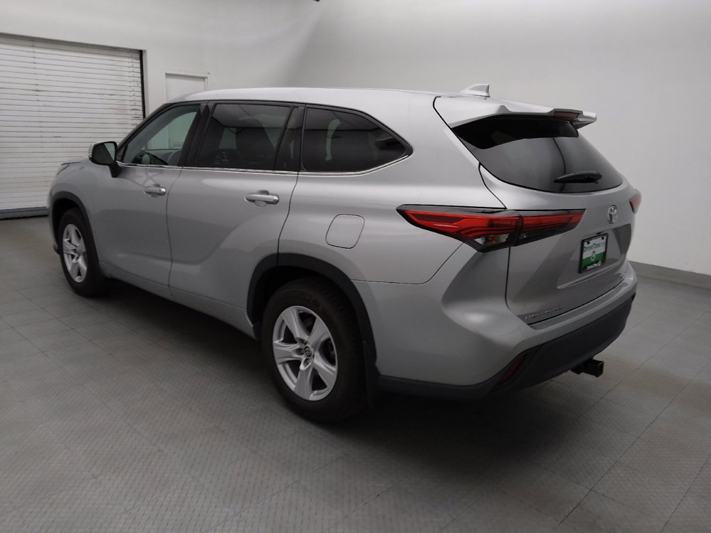 Used 2021 Toyota Highlander LE AWD/4WD image 3