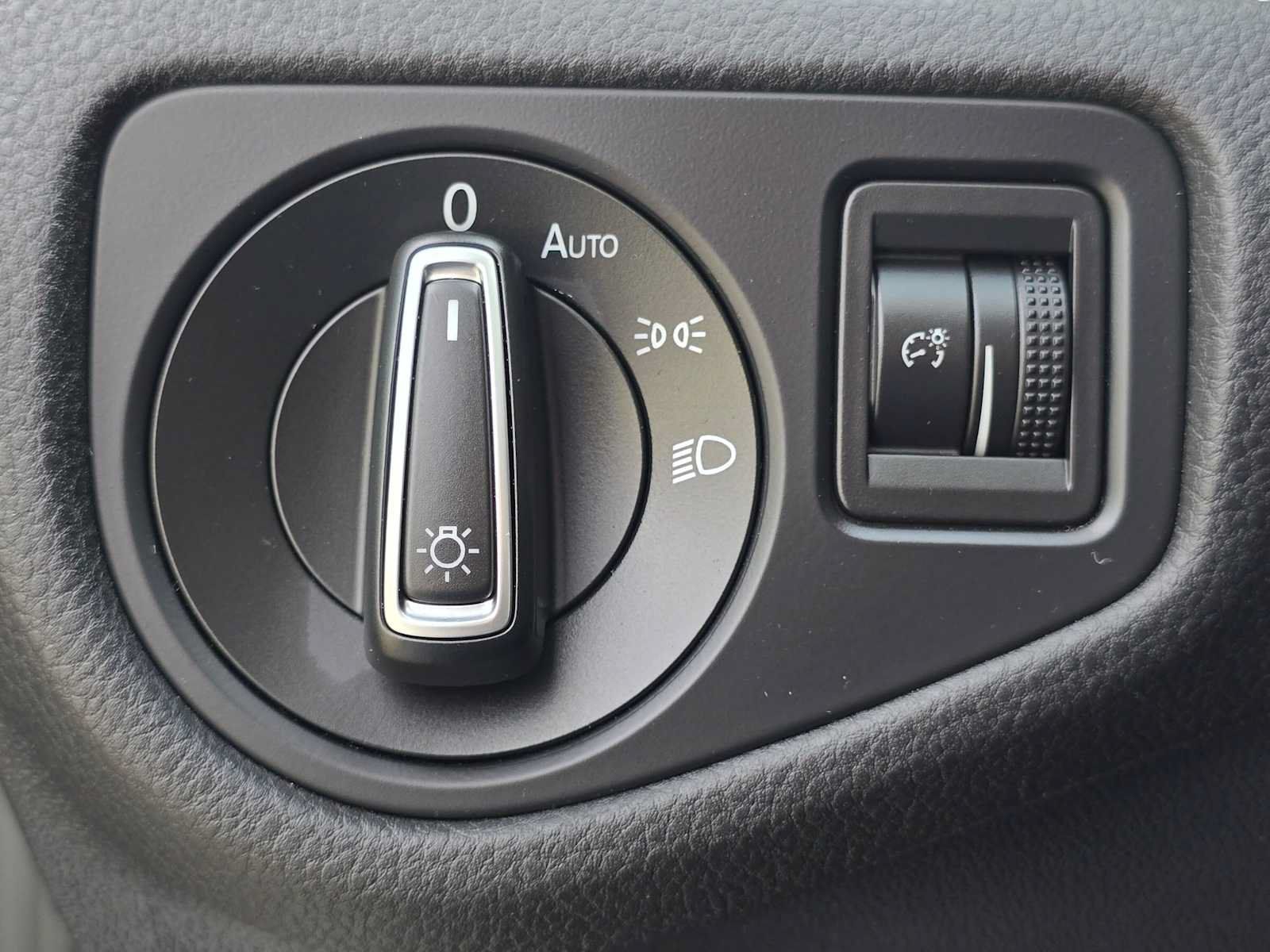 Used 2017 Volkswagen Golf Wolfsburg Edition FWD image 29