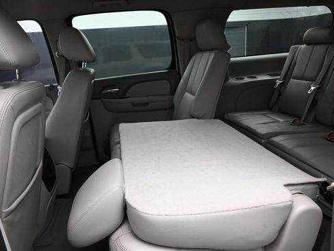 Used 2011 GMC Yukon XL SLT w/ SLT-2 Equipment Package AWD/4WD image 25