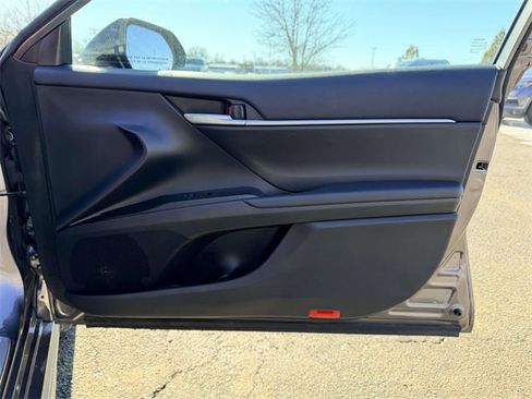 Used 2022 Toyota Camry SE image 10