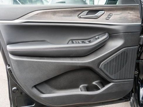 New 2025 Jeep Grand Cherokee Limited w/ Black Appearance Package image 12