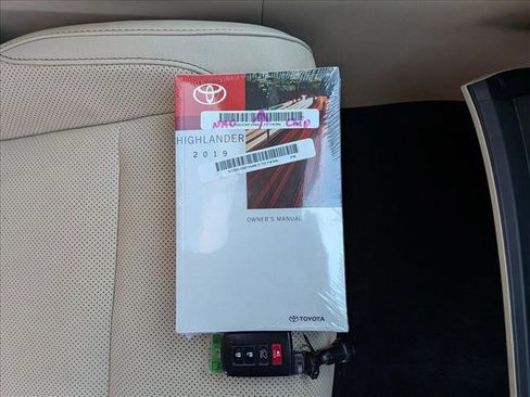 Certified 2019 Toyota Highlander Limited image 25