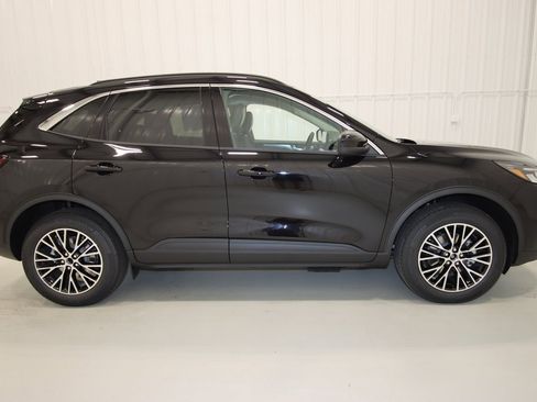 Certified 2024 Ford Escape SE image 2