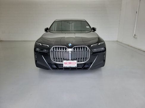 Used 2025 BMW 740i xDrive AWD/4WD image 3