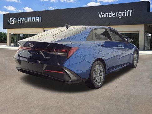 Used 2025 Hyundai Elantra Blue image 5