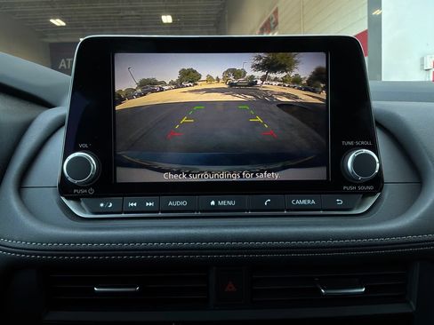 Used 2025 Nissan Rogue SV FWD image 33