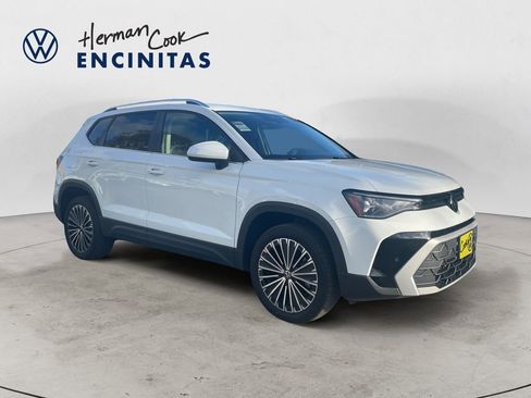 Certified 2025 Volkswagen Taos SE image 7