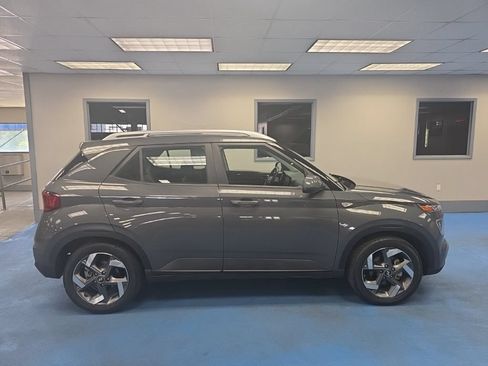 Used 2025 Hyundai Venue SEL FWD image 2