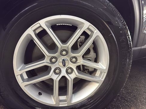 Used 2022 Ford Explorer XLT w/ Equipment Group 202A image 8