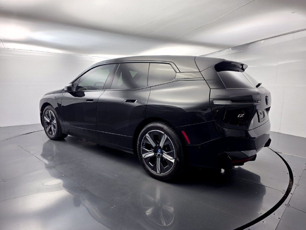 Certified 2023 BMW iX xDrive50 w/ Premium Package AWD/4WD image 4