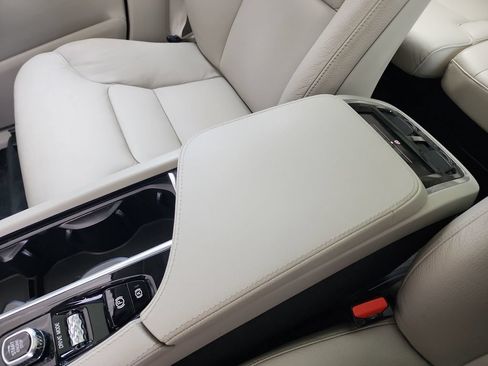Used 2020 Volvo XC90 T5 Momentum w/ Protection Package Premier FWD image 30