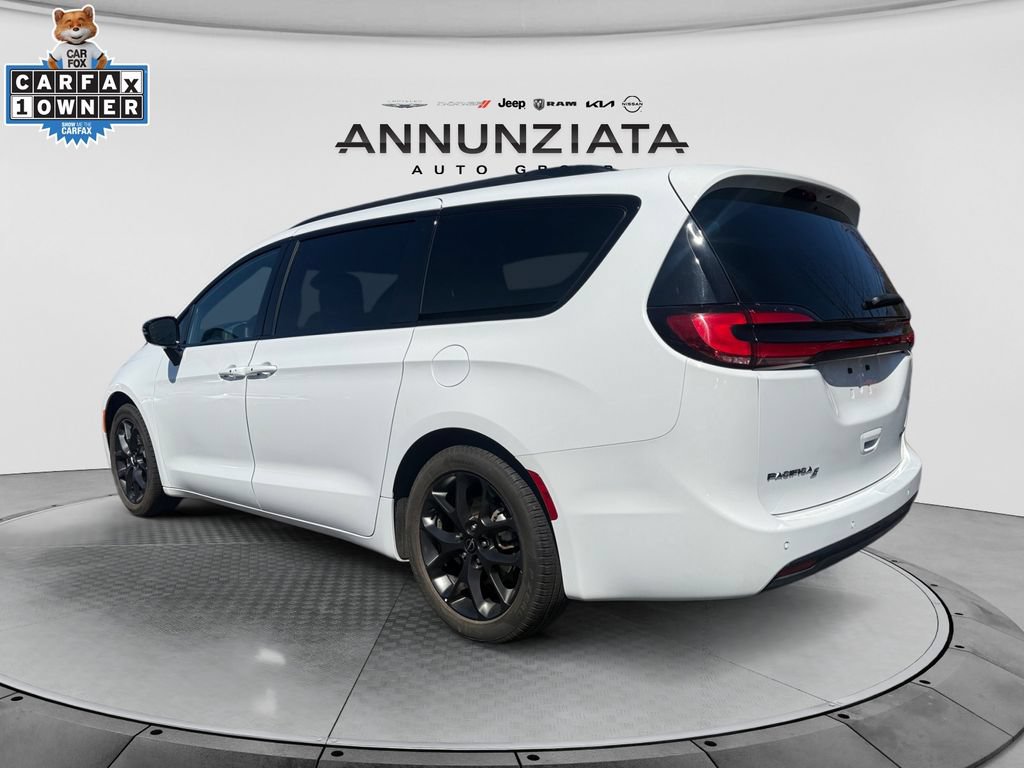 Used 2025 Chrysler Pacifica Limited FWD image 3