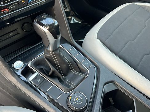 Used 2025 Volkswagen Taos SE w/ Panoramic Sunroof Package image 13