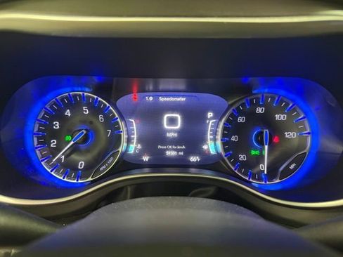 Used 2023 Chrysler Pacifica Touring-L FWD image 15