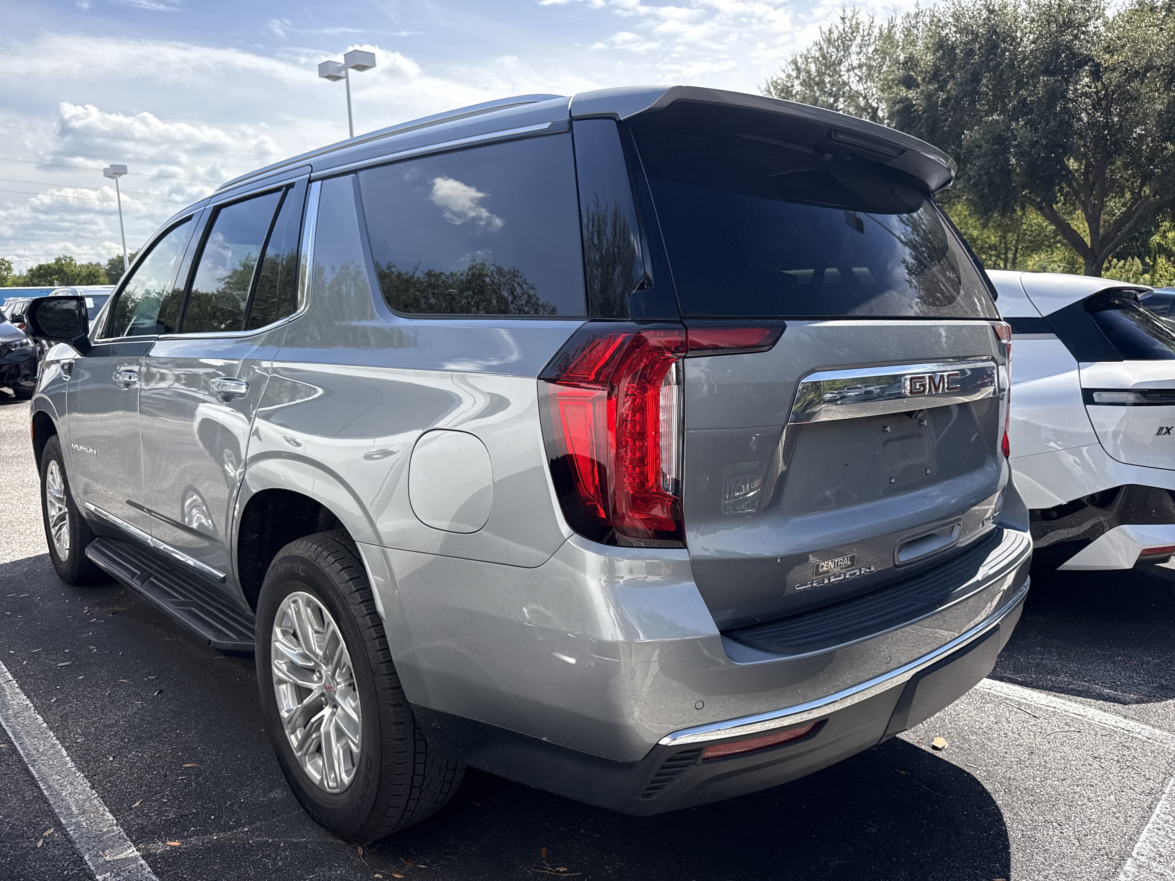 Used 2023 GMC Yukon SLT w/ SLT Luxury Package AWD/4WD image 3
