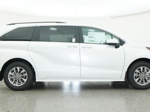 New 2026 Toyota Sienna XLE FWD image 14