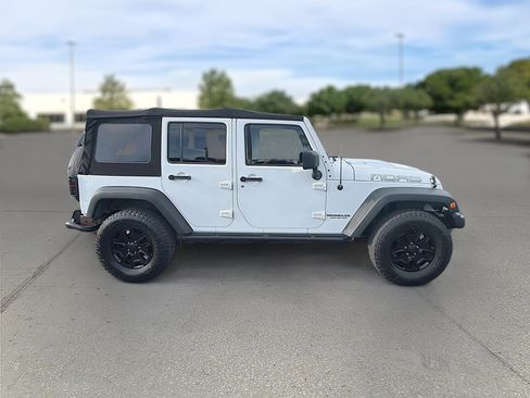 Used 2013 Jeep Wrangler Unlimited Sahara image 8