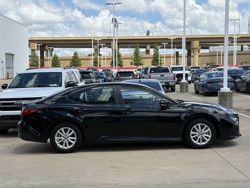 Used 2025 Toyota Camry LE FWD image 3