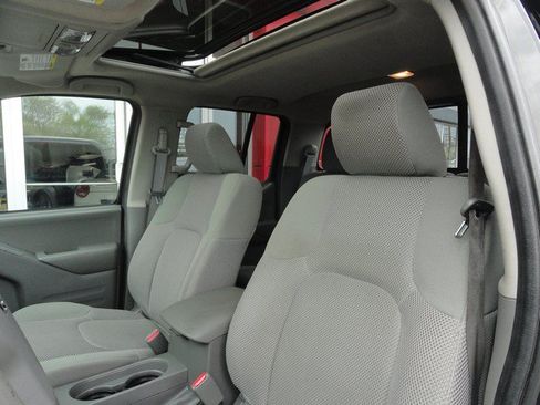 Used 2017 Nissan Frontier SV w/ SV Value Truck Package AWD/4WD image 10
