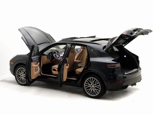 Used 2023 Porsche Cayenne Platinum Edition image 32