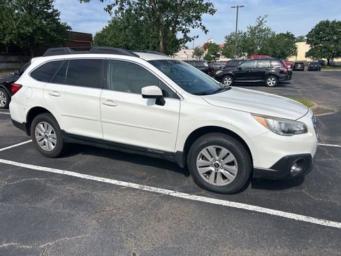 Used 2017 Subaru Outback 2.5i Premium AWD/4WD image 2