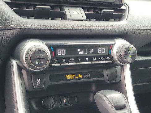 Used 2020 Toyota RAV4 LE image 27