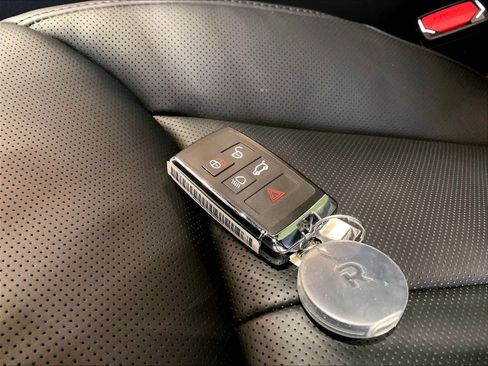 New 2025 Land Rover Range Rover SE image 33