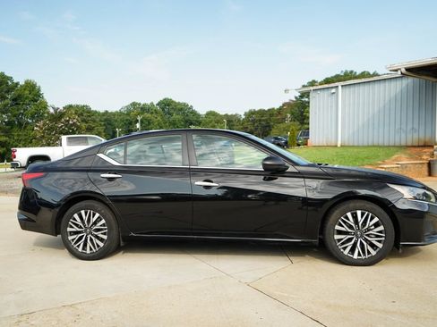 Used 2025 Nissan Altima 2.5 SV FWD image 3