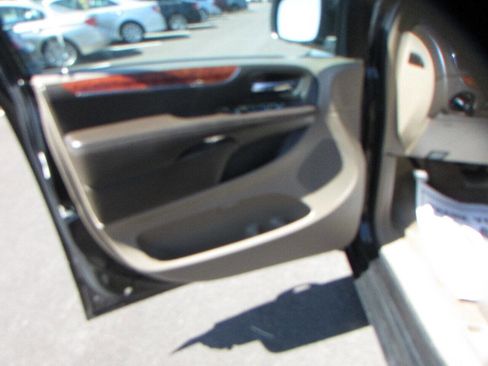 Used 2015 Chrysler Town & Country Touring image 12