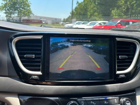Used 2023 Chrysler Pacifica Touring-L FWD image 17
