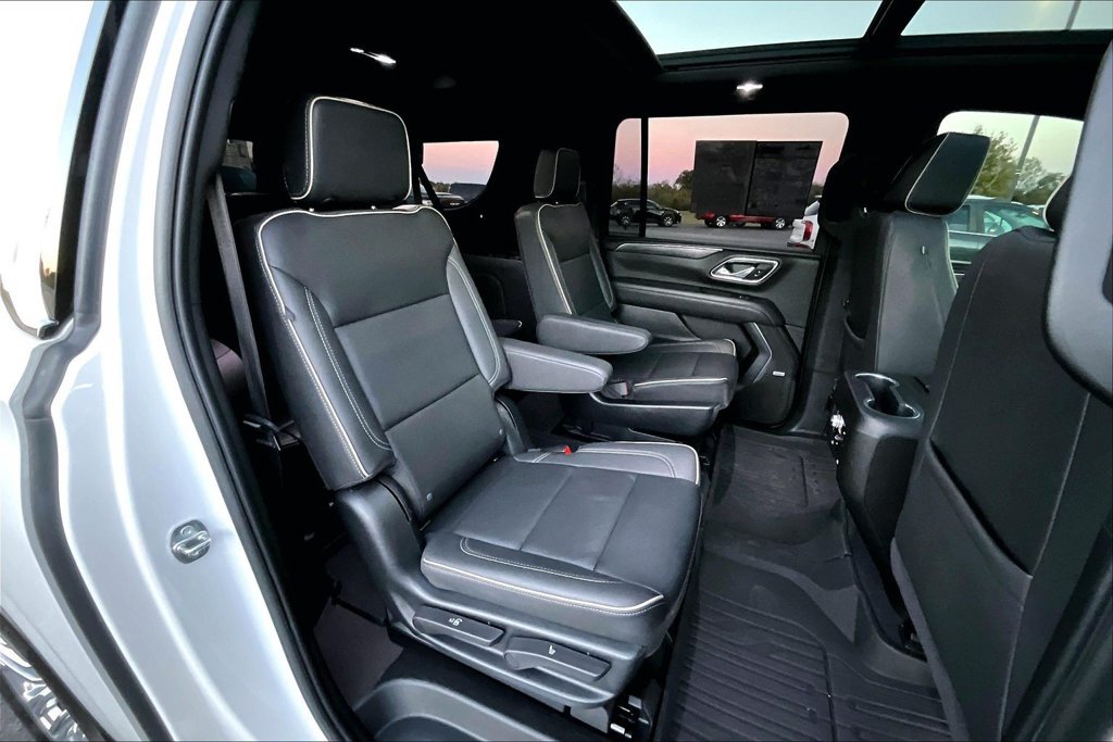 Used 2023 GMC Yukon XL SLT w/ SLT Premium Package AWD/4WD image 28