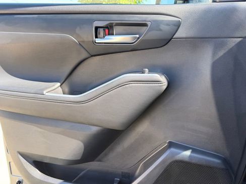 Used 2025 Toyota Highlander XLE FWD image 22