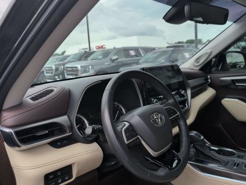 Used 2022 Toyota Highlander Limited AWD/4WD image 11
