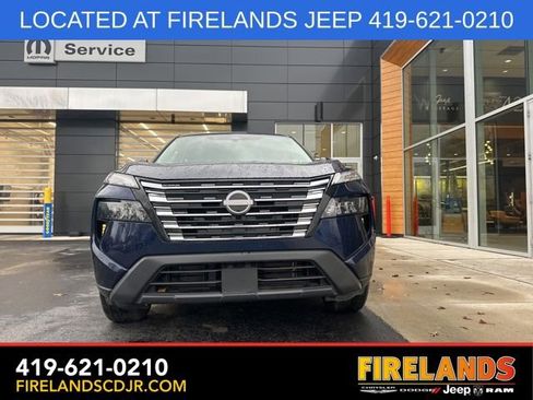 Used 2024 Nissan Rogue SV image 2