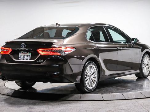 Certified 2018 Toyota Camry XLE w/ Audio Package FWD image 5