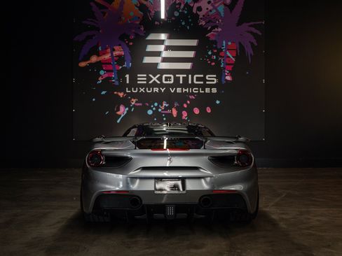 Used 2018 Ferrari 488 GTB RWD image 4