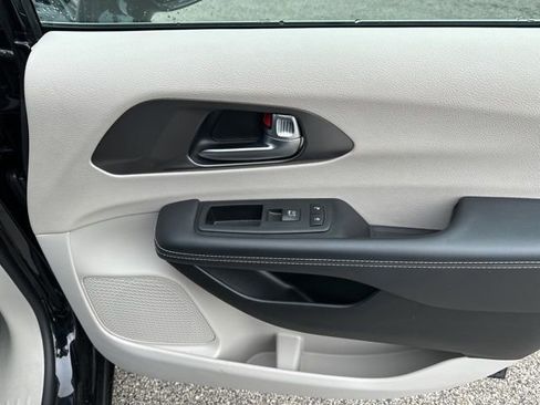 Used 2024 Chrysler Pacifica Touring-L FWD image 14