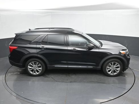 Used 2020 Ford Explorer XLT w/ Equipment Group 202A AWD/4WD image 33