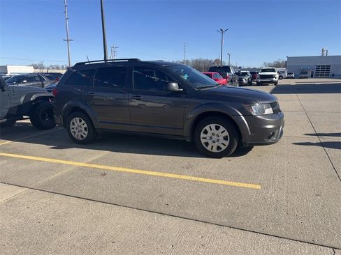 Used 2019 Dodge Journey SE w/ Premium Group image 2