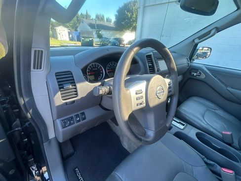 Used 2014 Nissan Frontier SL w/ SL Moonroof Package AWD/4WD image 9