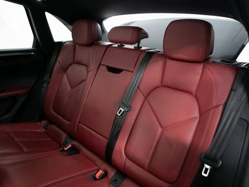 Certified 2024 Porsche Macan image 31