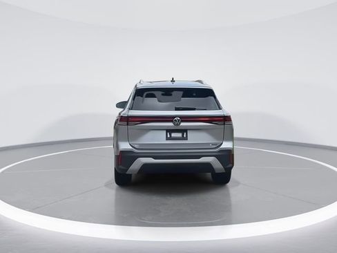 New 2025 Volkswagen Tiguan SE image 7