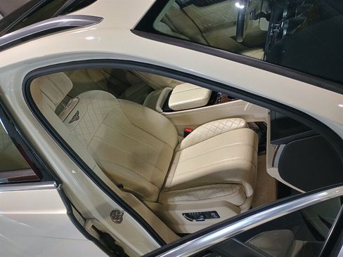 Used 2020 Bentley Bentayga AWD/4WD image 36