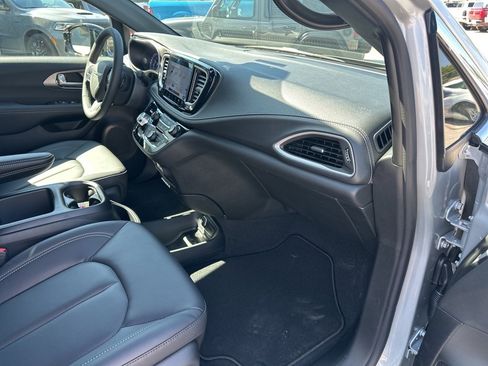 New 2026 Chrysler Pacifica Select image 53